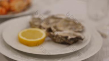 保留表格餐厅晚上特写镜头牡蛎冰浪漫的海鲜餐厅情人节一天健康的海食物新鲜的生牡蛎晚餐美食餐厅